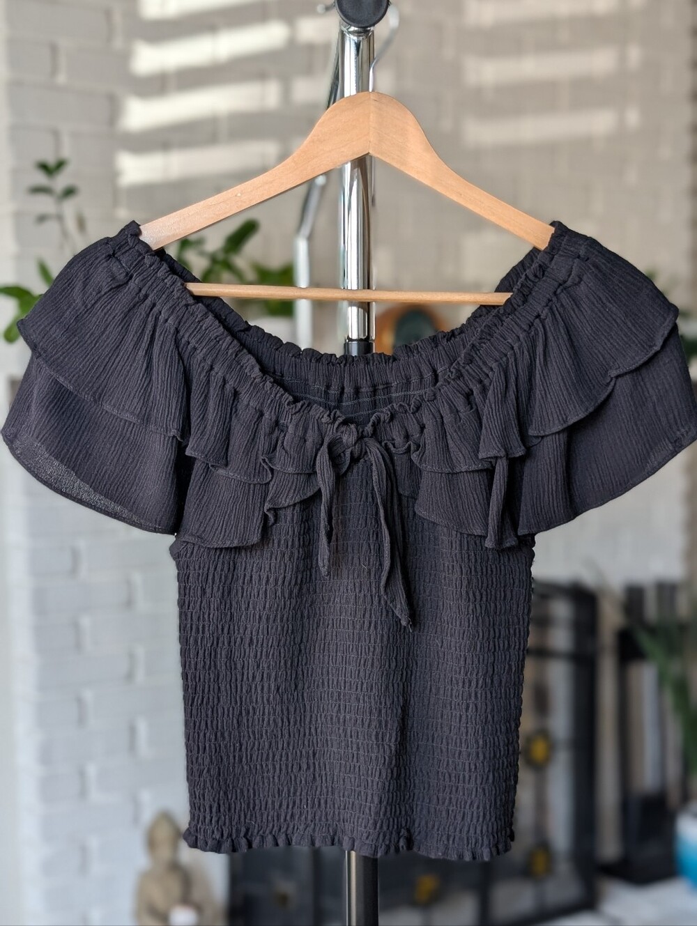 BB Dakota Black Ruffle Off-Shoulder Tie Smocked Cropped Length Top Size Small
